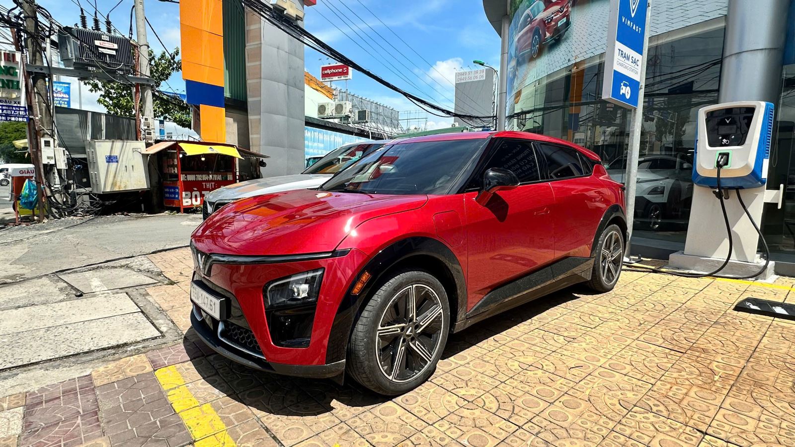 ngoai-that-vf-7-plus-mau-do