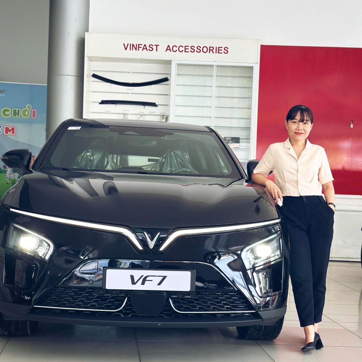 ngoai-that-vf-7-plus-mau-den