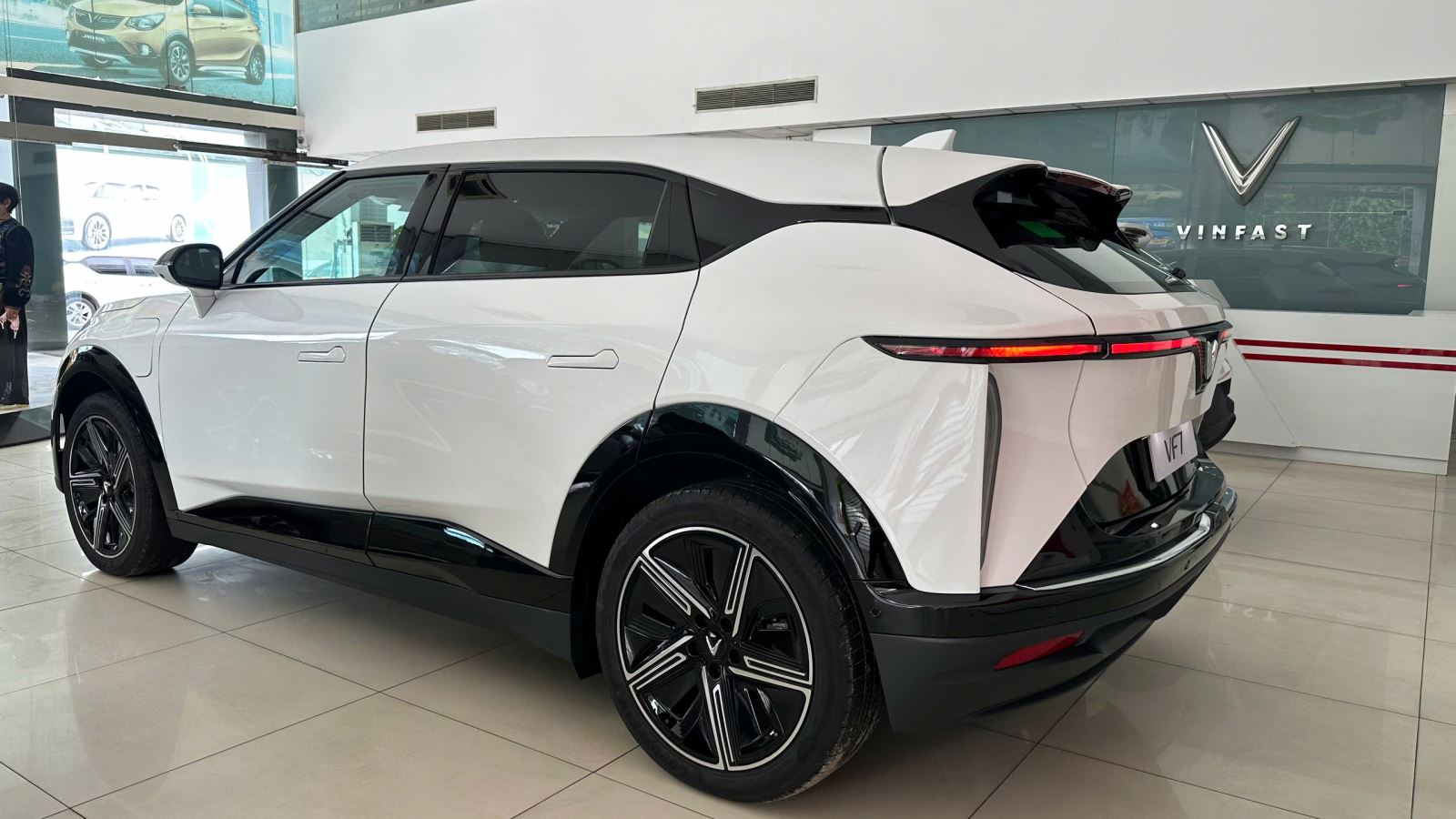 ngoai-that-vf-7-plus