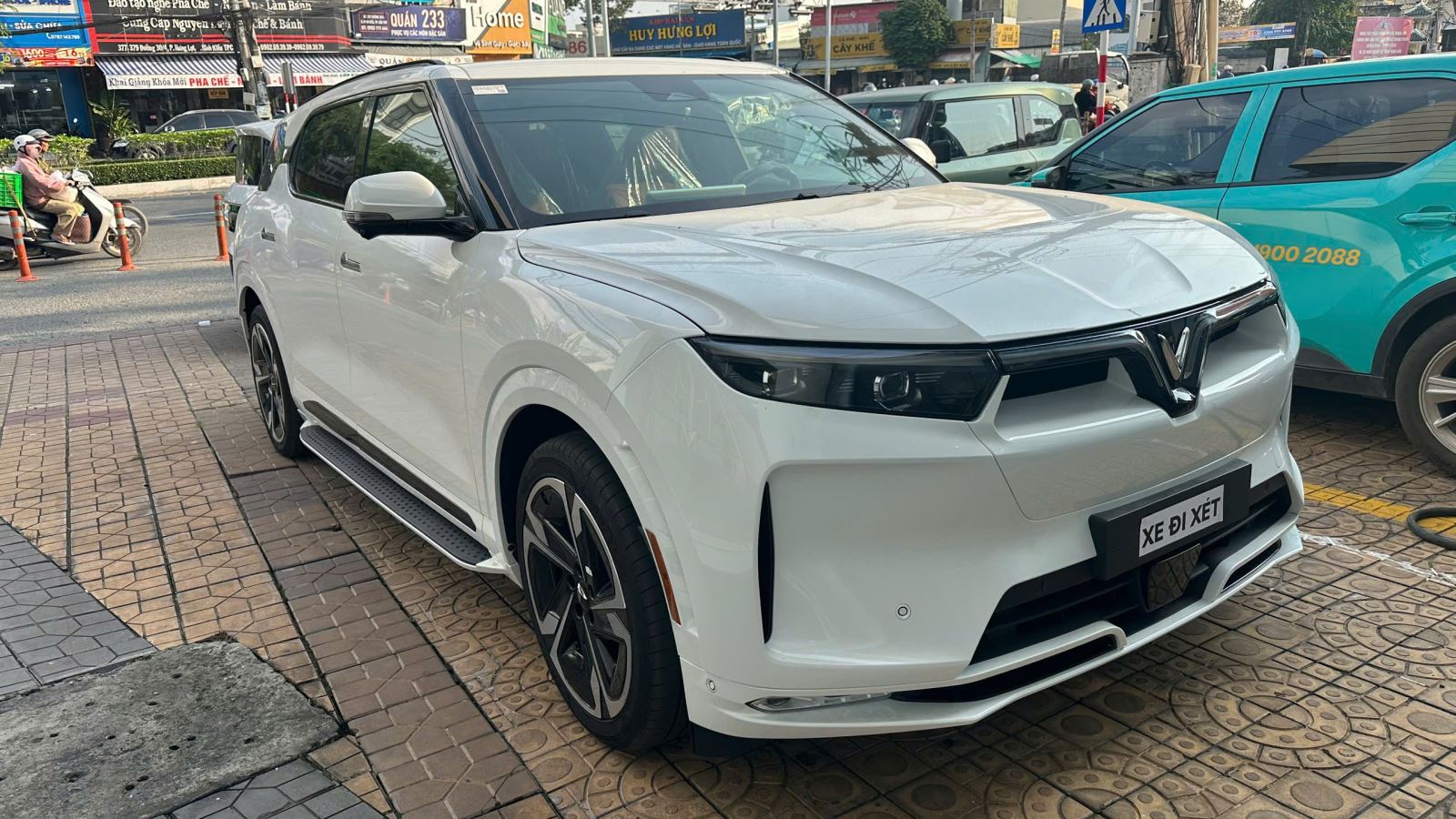 ngoai-that-vf-9-plus-mau-trang