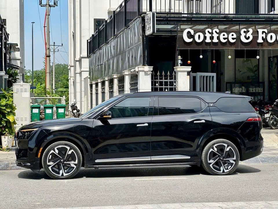 ngoai-that-vf-9-plus-mau-den