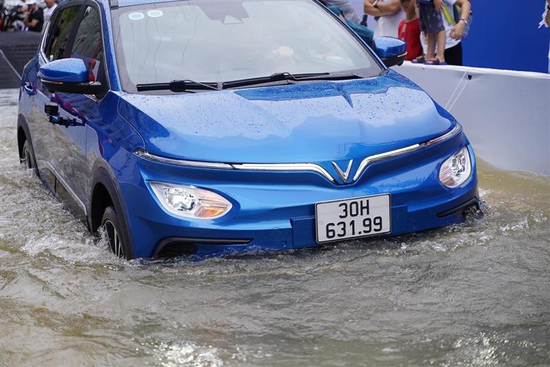 Bí Quyết Vận Hành Xe Ô Tô Điện VinFast An Toàn Trong Mùa Mưa Miền Tây