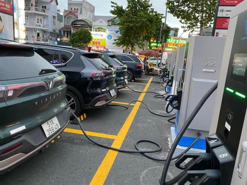 So sánh ô tô chạy xăng và ô tô chạy điện